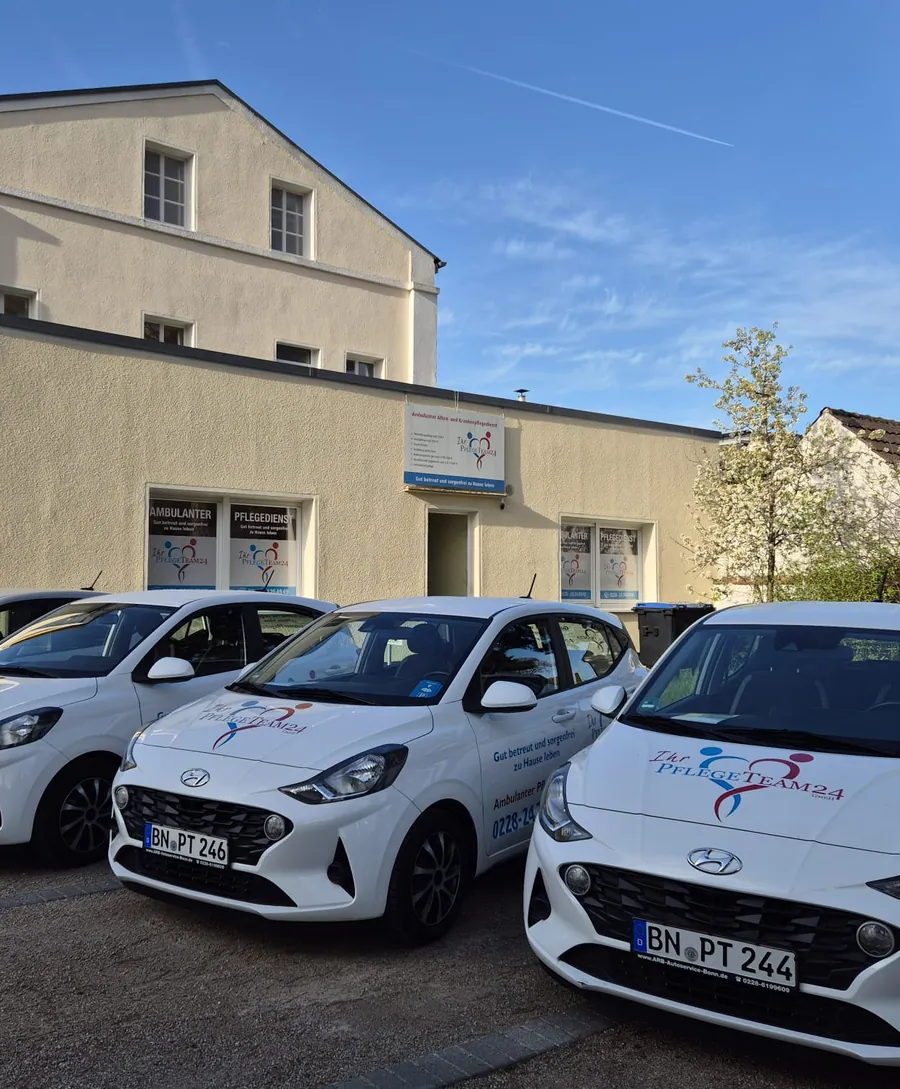 Fahrzeugflotte am Standort Bonn-Duisdorf Fahrzeuge der Ihr PflegeTeam24 GmbH vor dem Standort in Bonn-Duisdorf