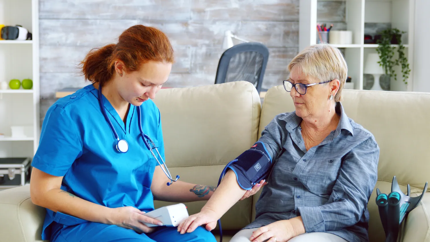 Vitalwerte im Blick Symbolbild: Pflegekraft misst einer Seniorin den Blutdruck