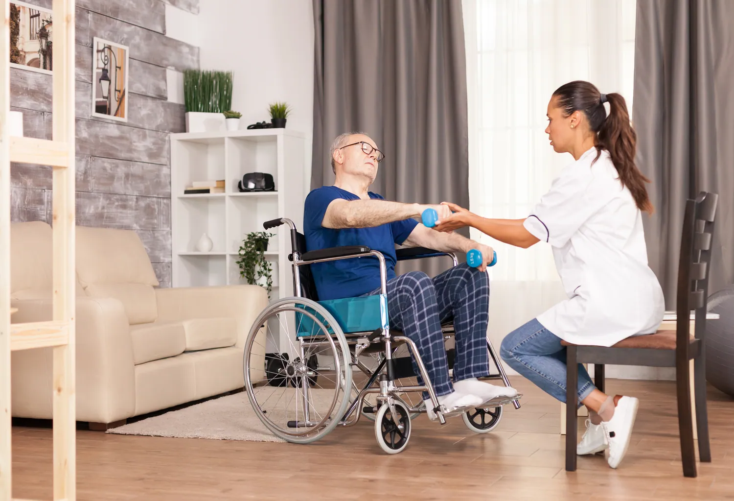 Aktivierung im Alltag Symbolbild: Senior im Rollstuhl bei der Aktivierung mit Handgewichten